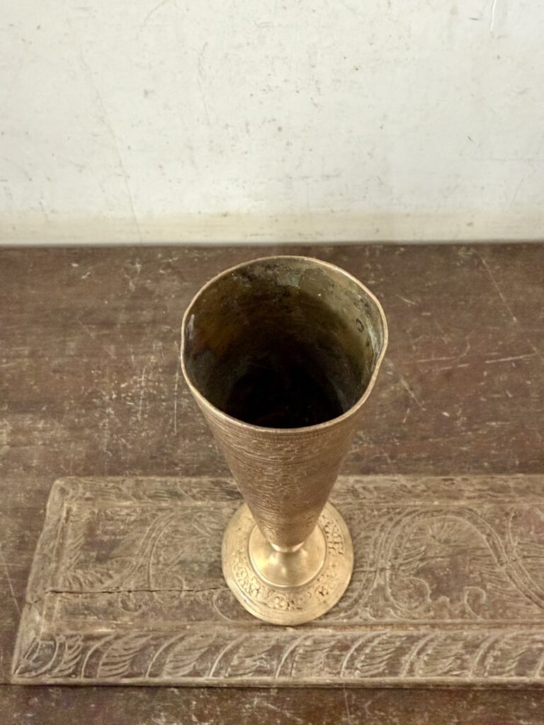 Unique and rare Tulip English bud vase with etched fine detailing pattern golden bronze - Image 6