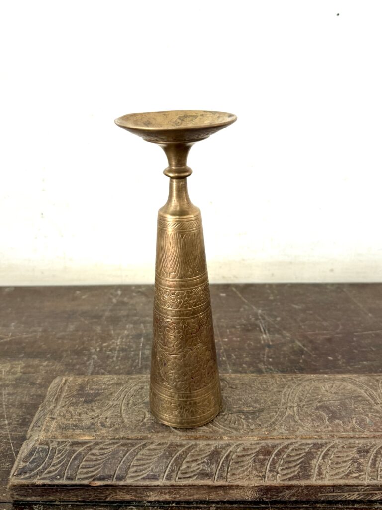 Unique and rare Tulip English bud vase with etched fine detailing pattern golden bronze - Image 9
