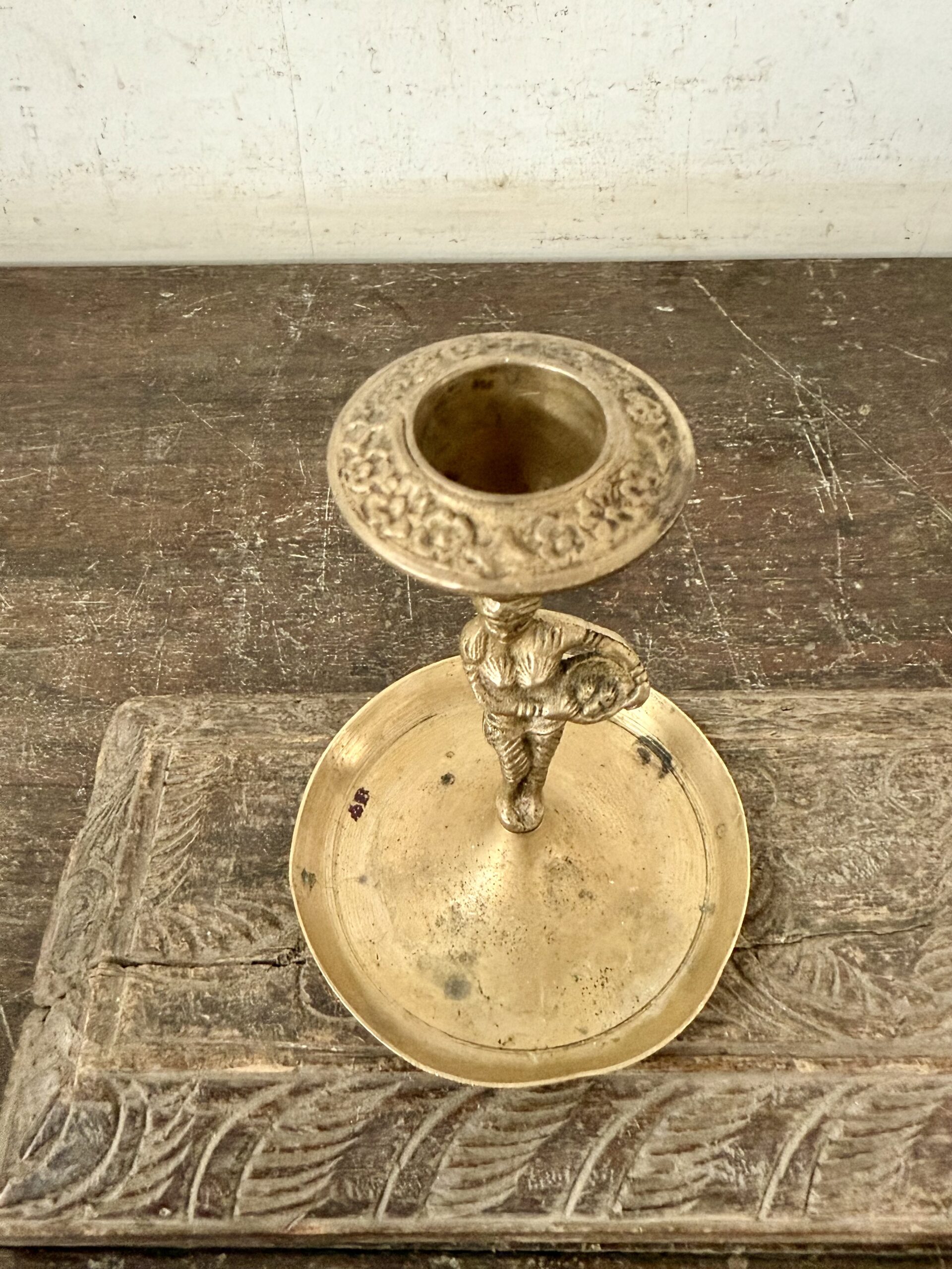 Classic lady with basket brass candle bar from Colonial era - Image 3