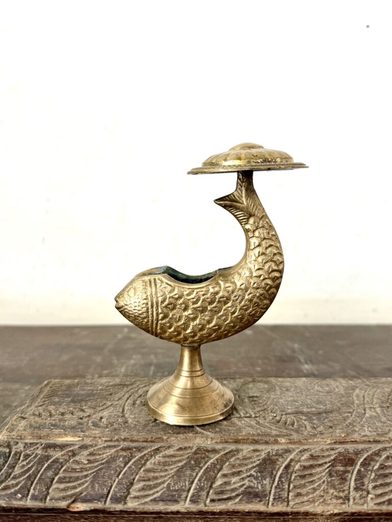 Rare ash tray featuring a gold fish with shade top golden bronze - Image 2