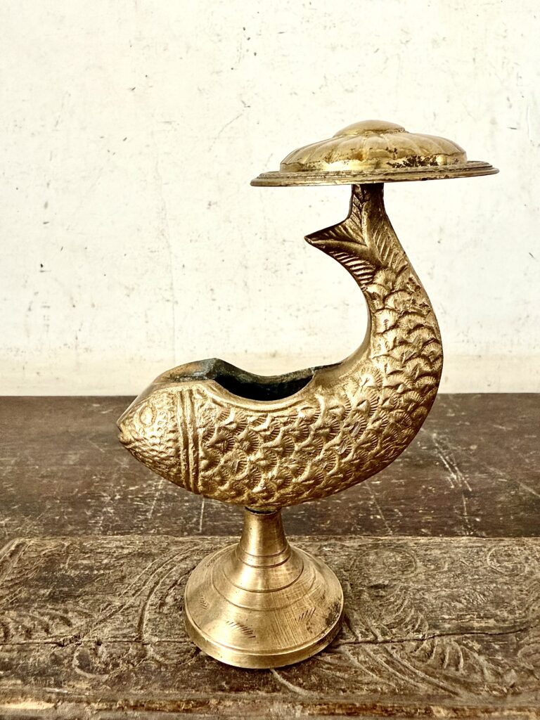 Rare ash tray featuring a gold fish with shade top golden bronze - Image 3