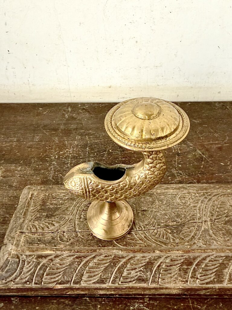 Rare ash tray featuring a gold fish with shade top golden bronze - Image 4