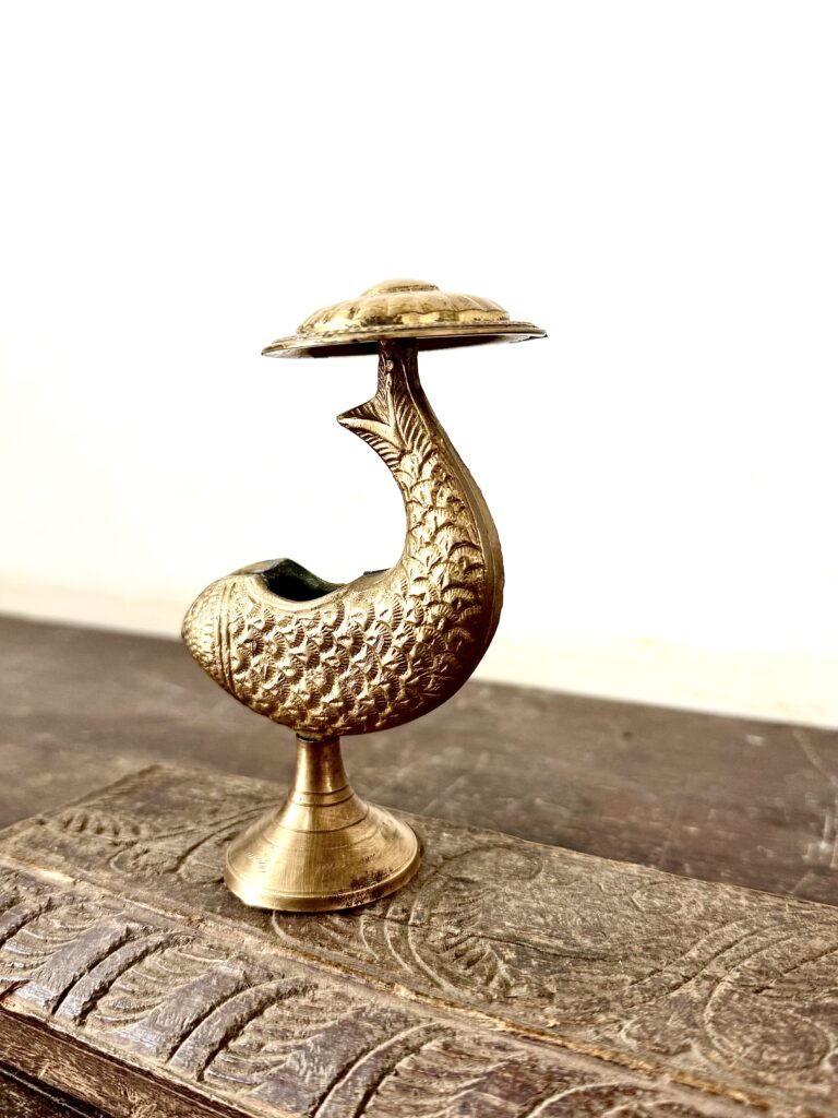 Rare ash tray featuring a gold fish with shade top golden bronze - Image 5