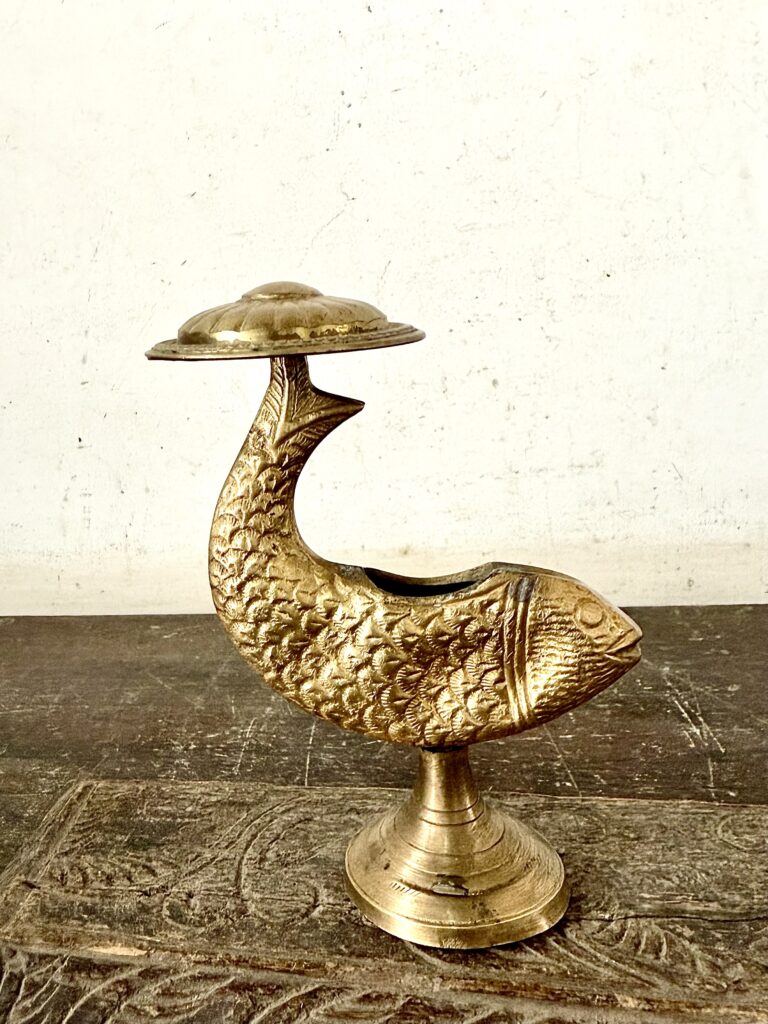 Rare ash tray featuring a gold fish with shade top golden bronze - Image 6
