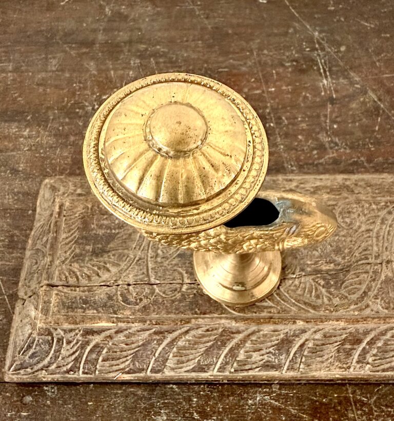 Rare ash tray featuring a gold fish with shade top golden bronze - Image 7