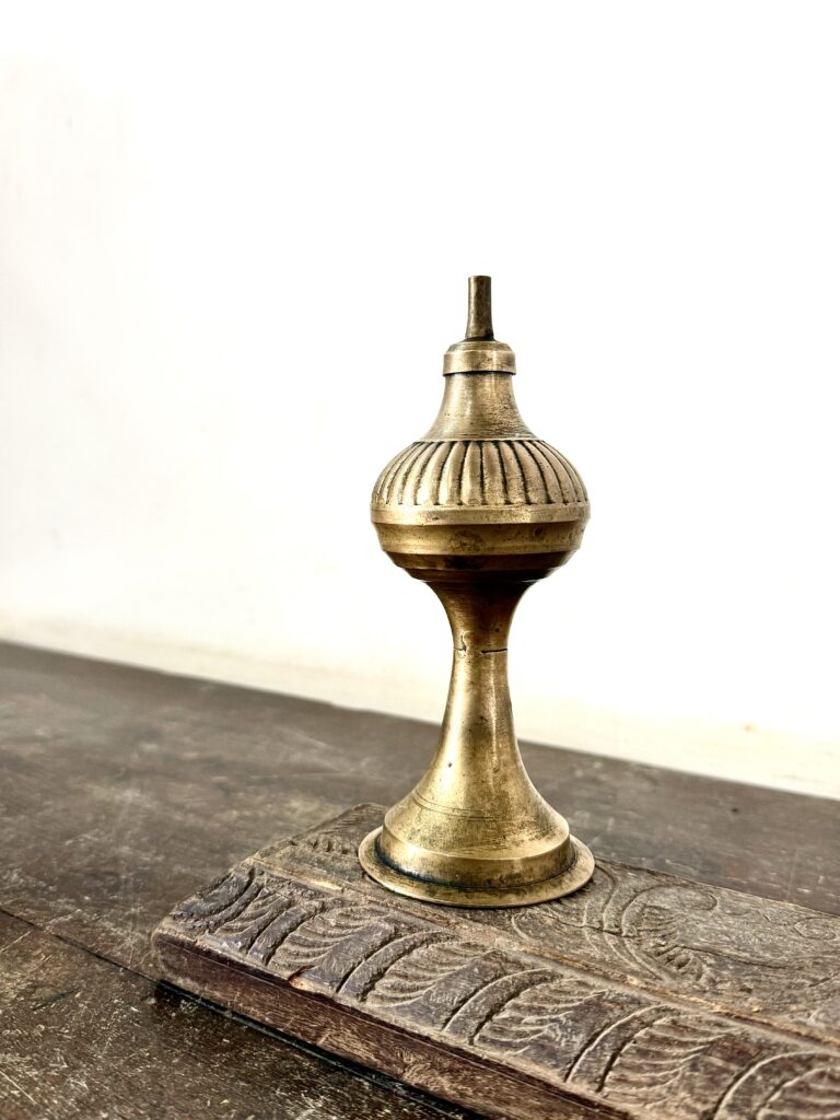 Kerosene ribbed pattern brass lamp unique handmade classic collectible - Image 3