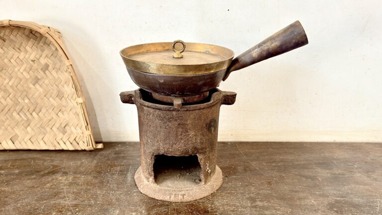 Antique brass Tart Sautese with heavy bronze lid set