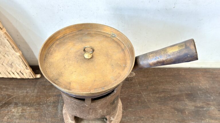 Antique brass Tart Sautese with heavy bronze lid set - Image 6