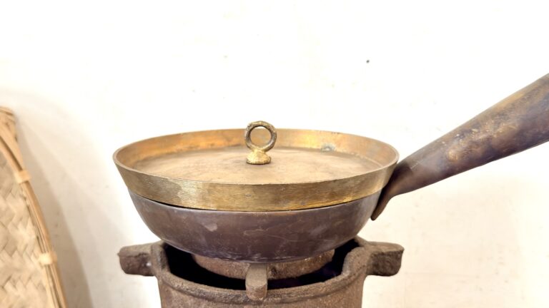 Antique brass Tart Sautese with heavy bronze lid set - Image 4