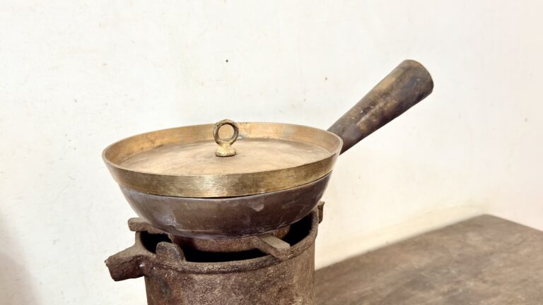 Antique brass Tart Sautese with heavy bronze lid set - Image 3