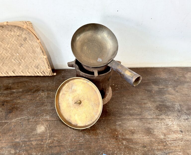 Antique brass Tart Sautese with heavy bronze lid set - Image 5