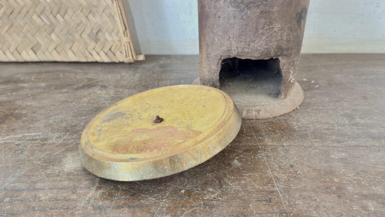 Antique brass Tart Sautese with heavy bronze lid set - Image 8