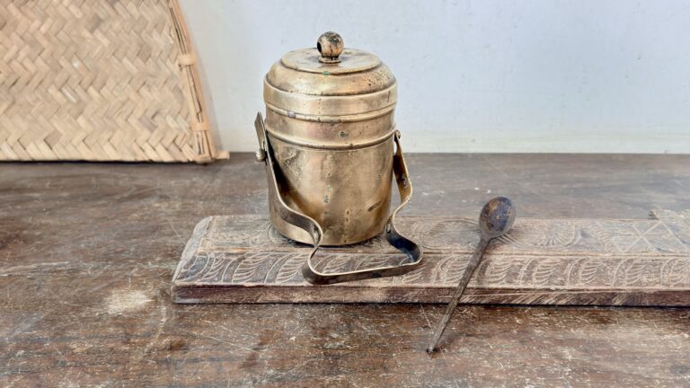 Antique baby luncheon carrier golden brass ultra compact collectible - Image 4