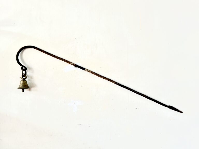Antique Kings Arrival announcer bell 100+ years old Bell metal bell mounted on a curved Cast iron pole - Image 2